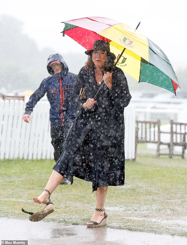 Shoe malfunction! One woman struggled with the extreme weather and was even more unlucky when her wedge strap snapped
